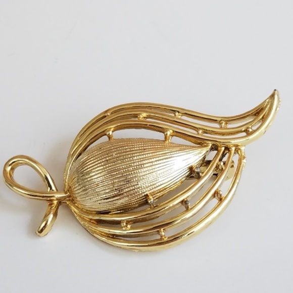 Vintage Gold Leaf Shaped Brooch - Picture 1 of 3